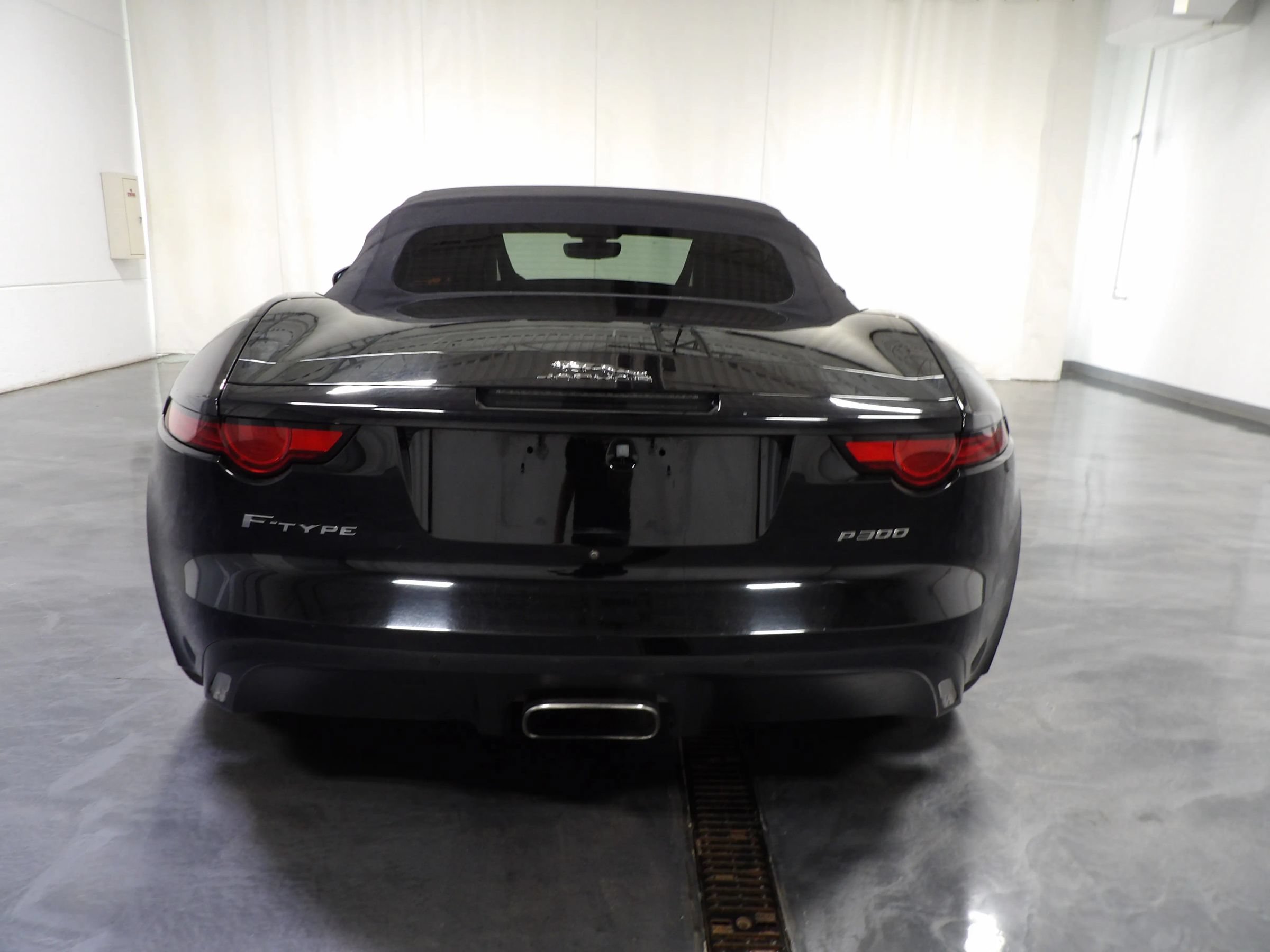 Used 2020 Jaguar F-TYPE Convertible RWD image 11