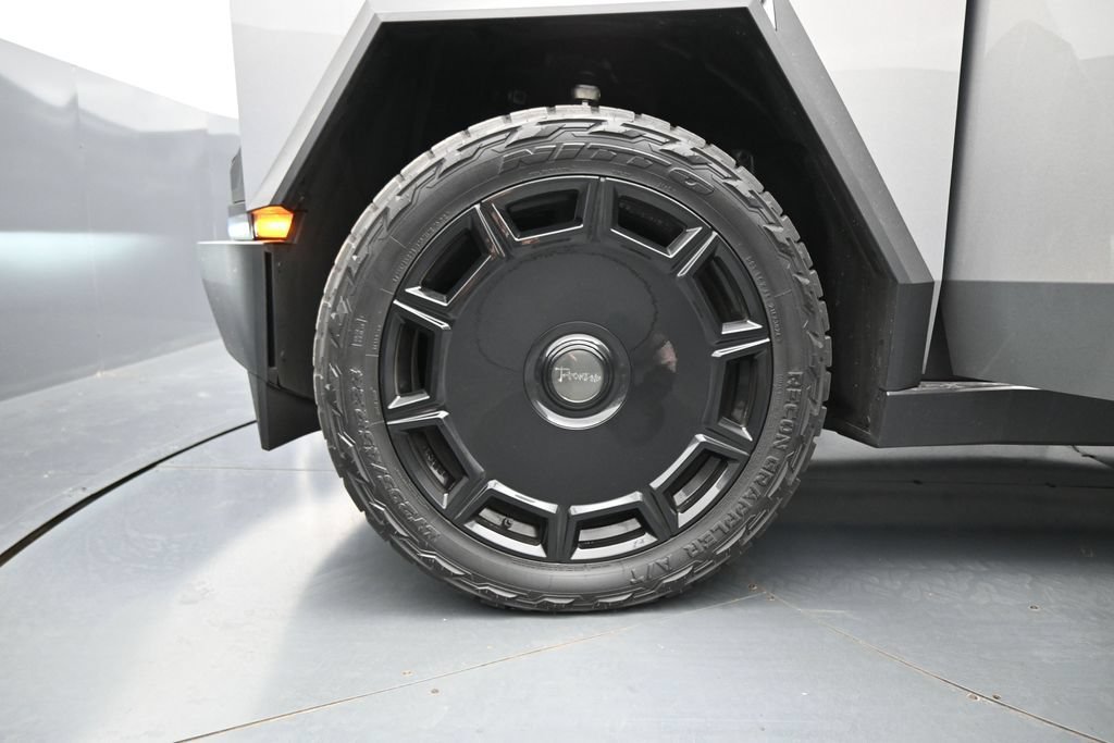 Used 2025 Tesla Cybertruck AWD Crew Cab image 33