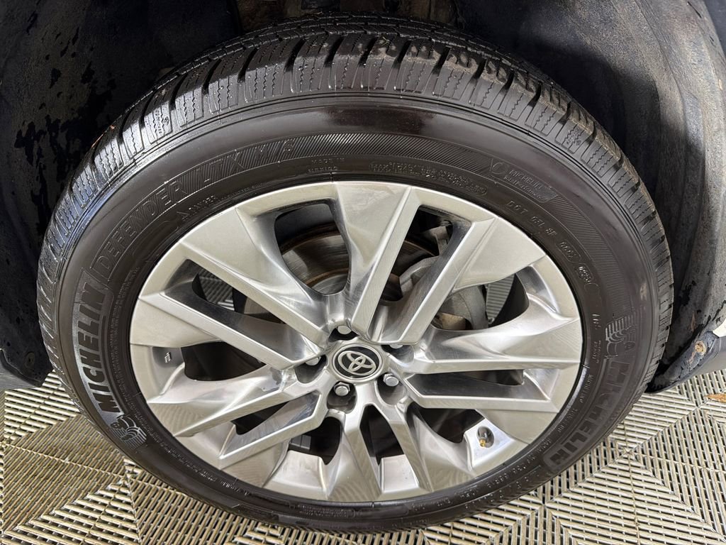 Used 2020 Toyota RAV4 XLE Premium image 13