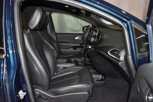 Certified 2025 Chrysler Pacifica Select image 30