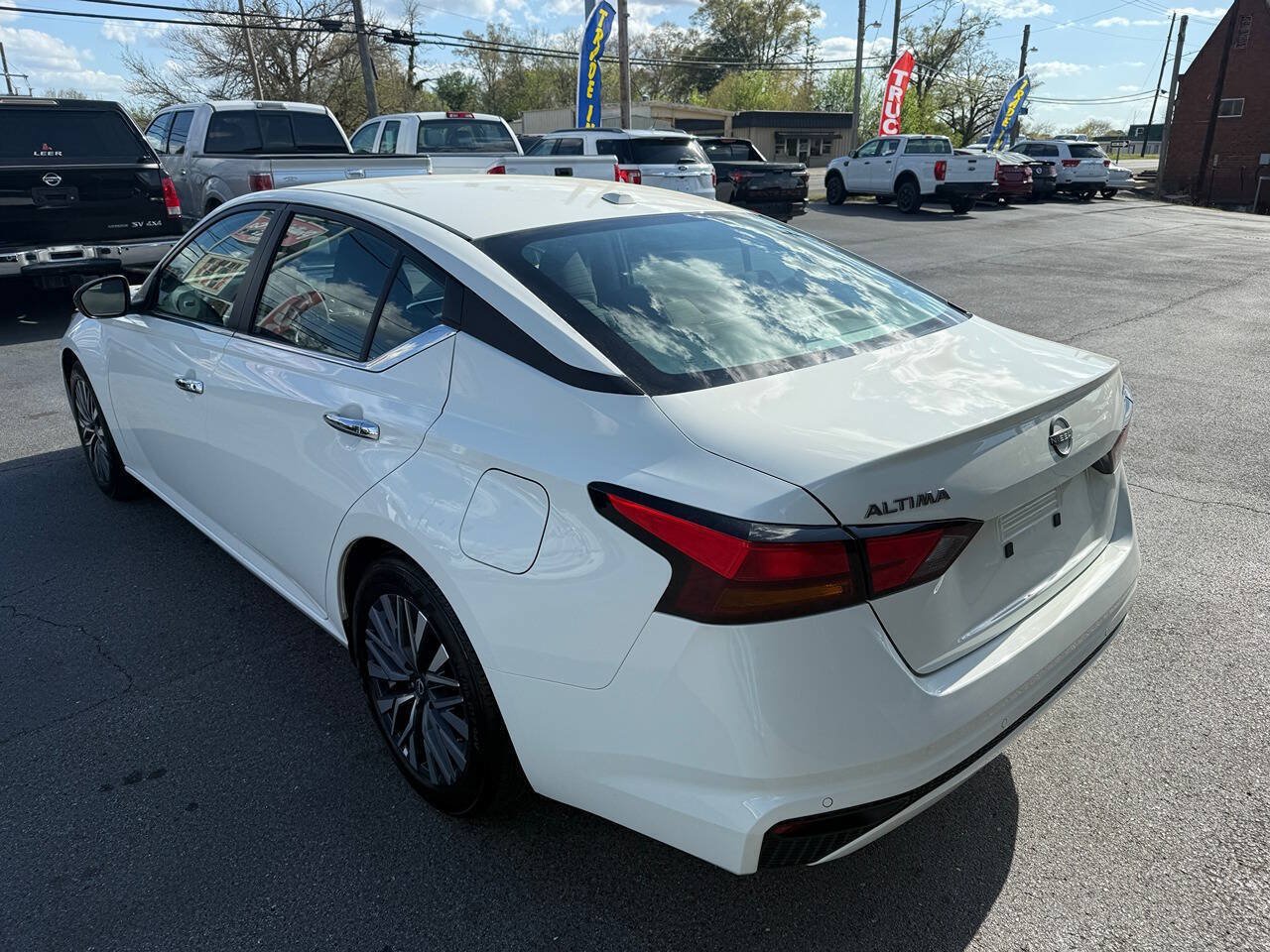 Used 2025 Nissan Altima 2.5 SV FWD image 6
