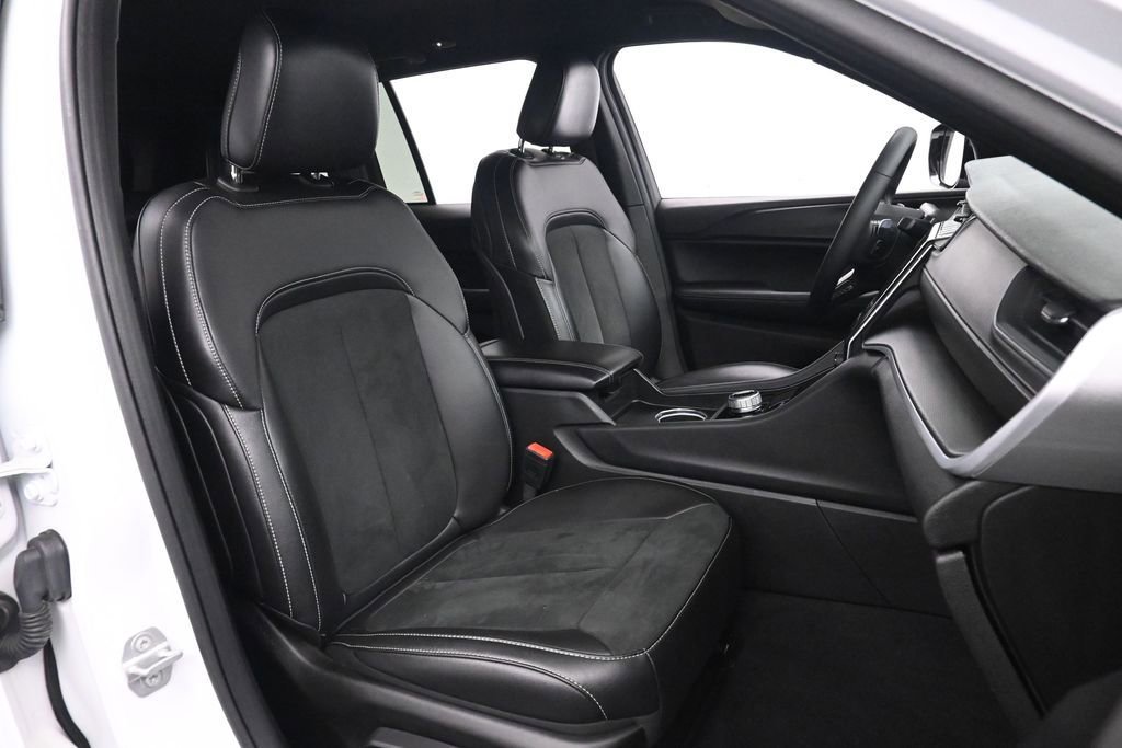 Used 2025 Jeep Grand Cherokee Altitude AWD/4WD image 26
