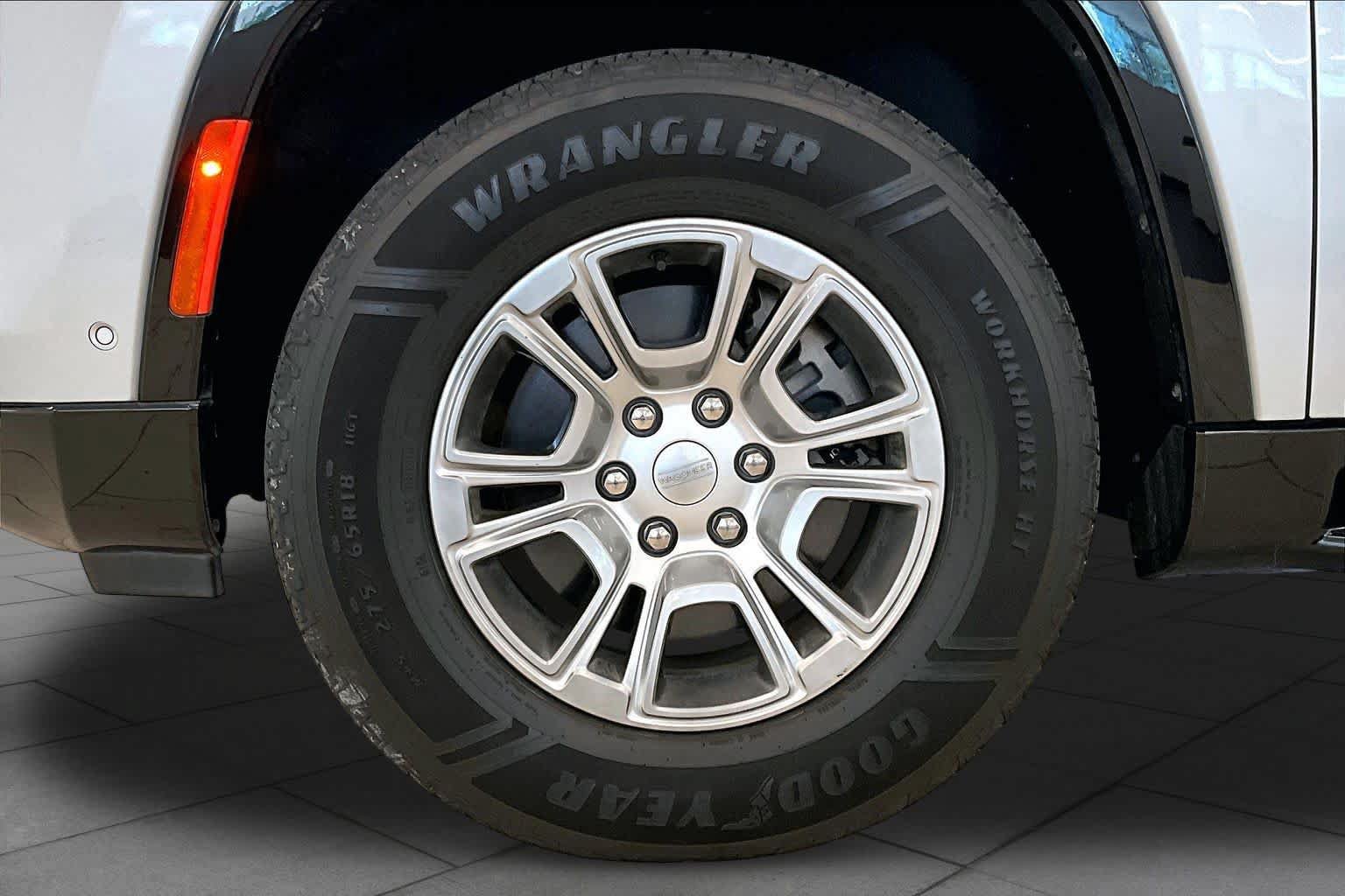 Used 2023 Jeep Wagoneer 2WD image 10