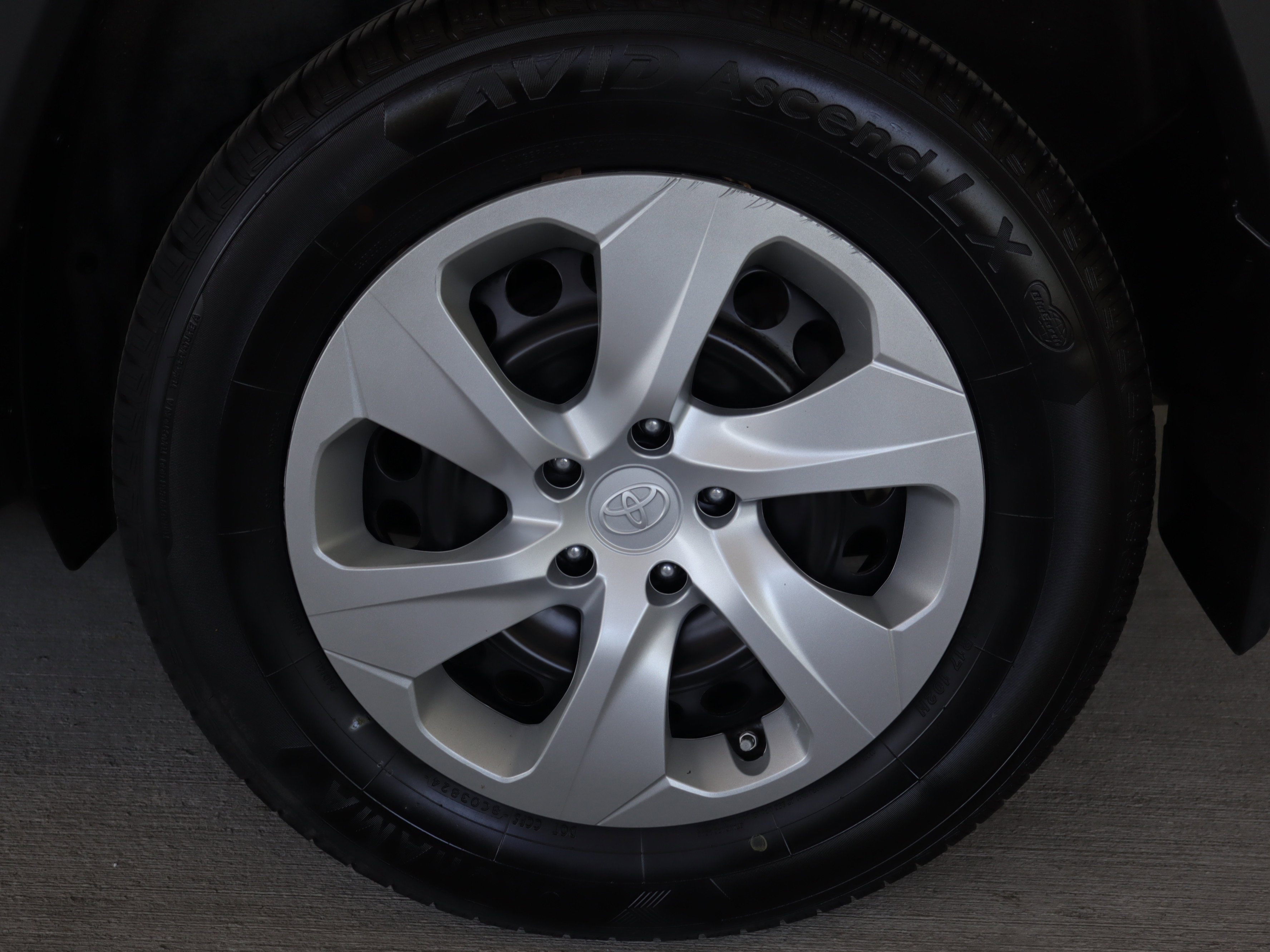 Used 2019 Toyota RAV4 LE AWD/4WD image 25