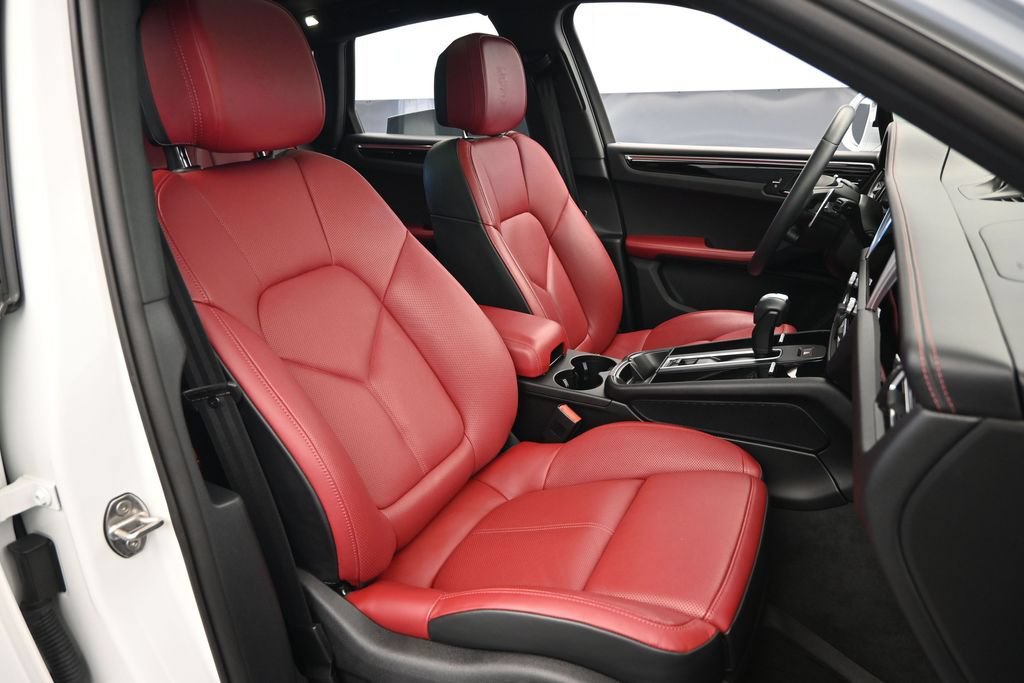 Used 2025 Porsche Macan AWD/4WD image 23