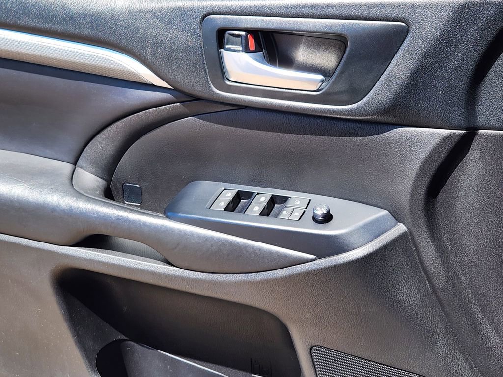 Used 2018 Toyota Highlander SE AWD/4WD image 12