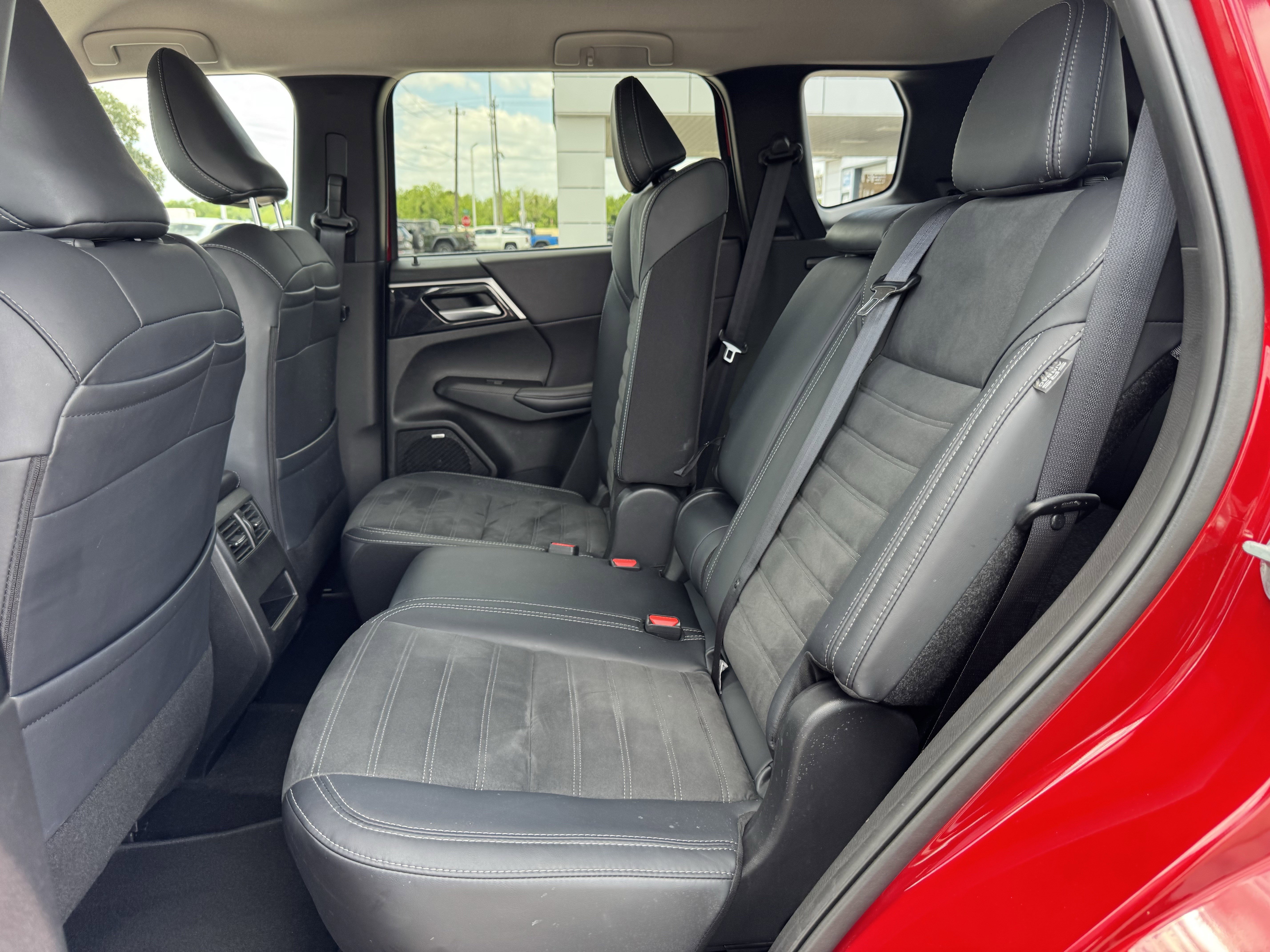 Used 2025 Mitsubishi Outlander SE FWD image 29