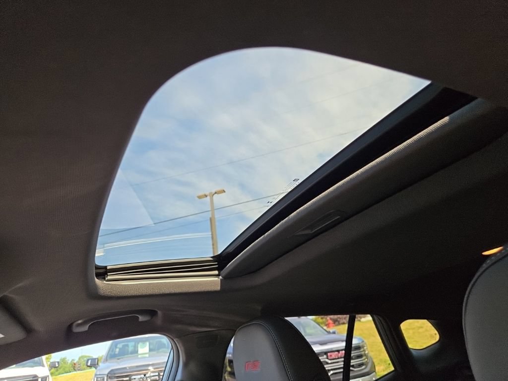 Used 2025 Chevrolet Trax RS w/ Sunroof Package FWD image 22