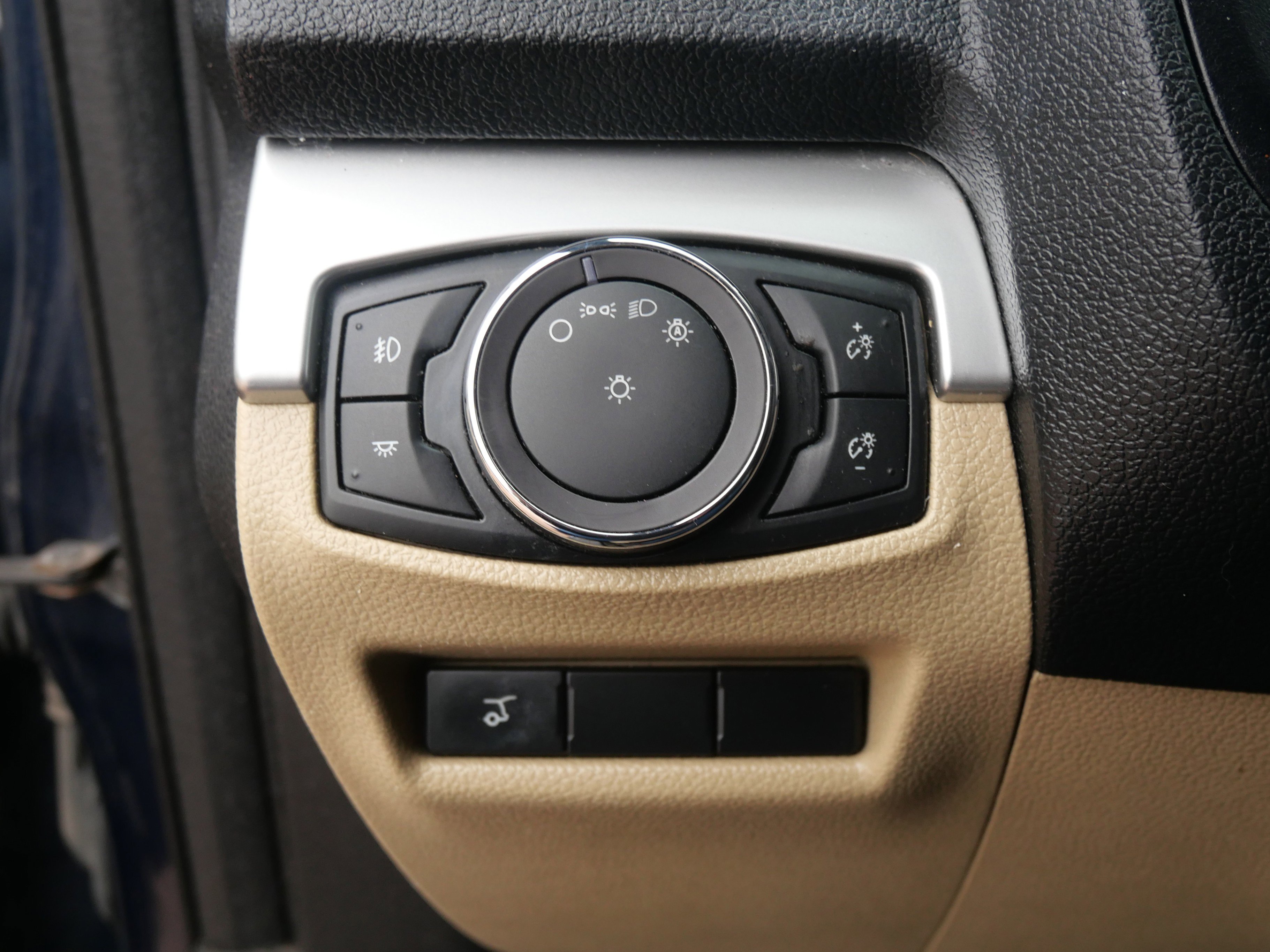 Used 2017 Ford Explorer XLT w/ Equipment Group 202A image 23