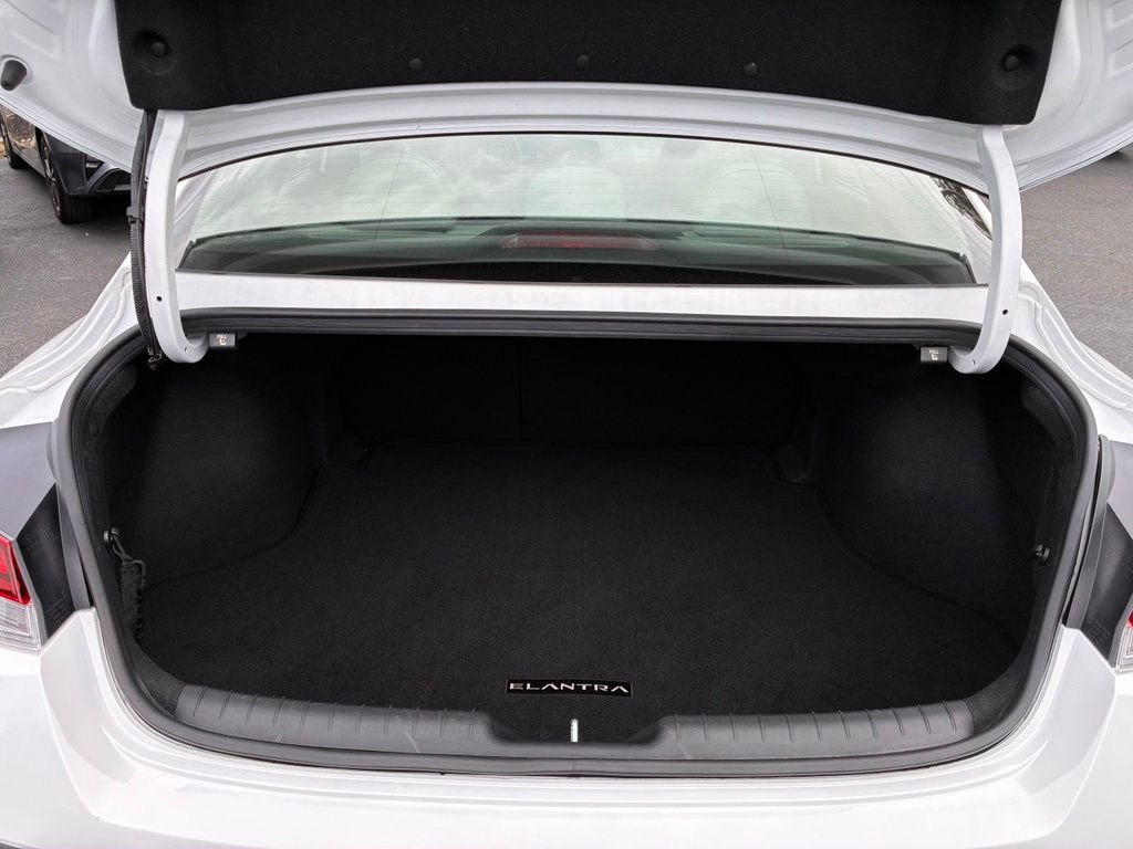 Used 2025 Hyundai Elantra Limited FWD image 12