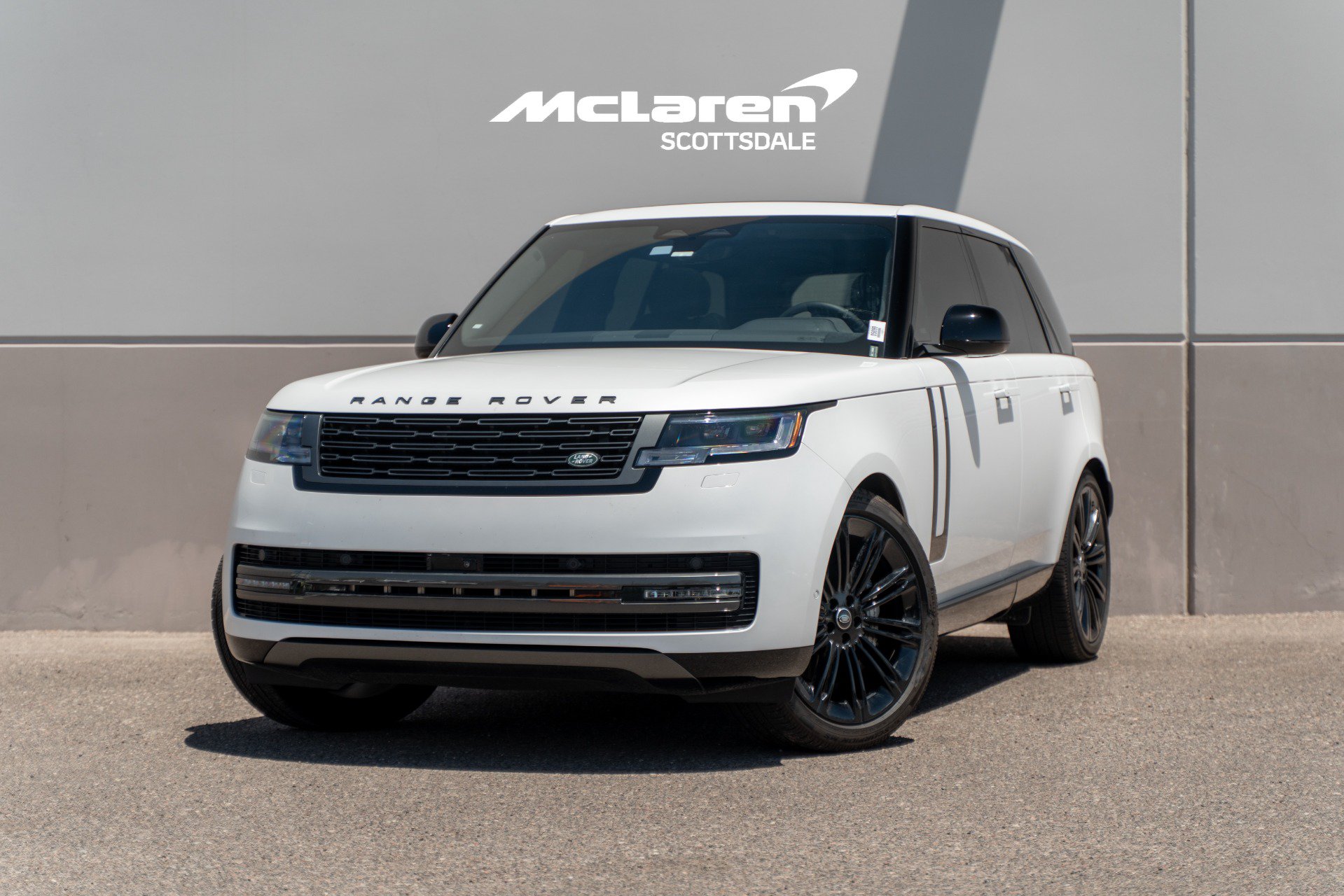 Used 2025 Land Rover Range Rover SE AWD/4WD image 2
