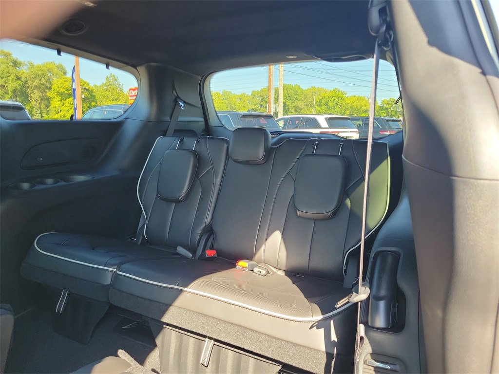 New 2026 Chrysler Pacifica Limited image 10