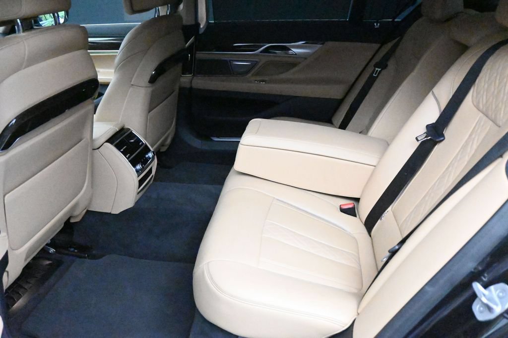 Used 2021 BMW 740i w/ Premium Package RWD image 12