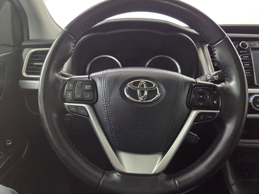 Used 2019 Toyota Highlander SE image 17