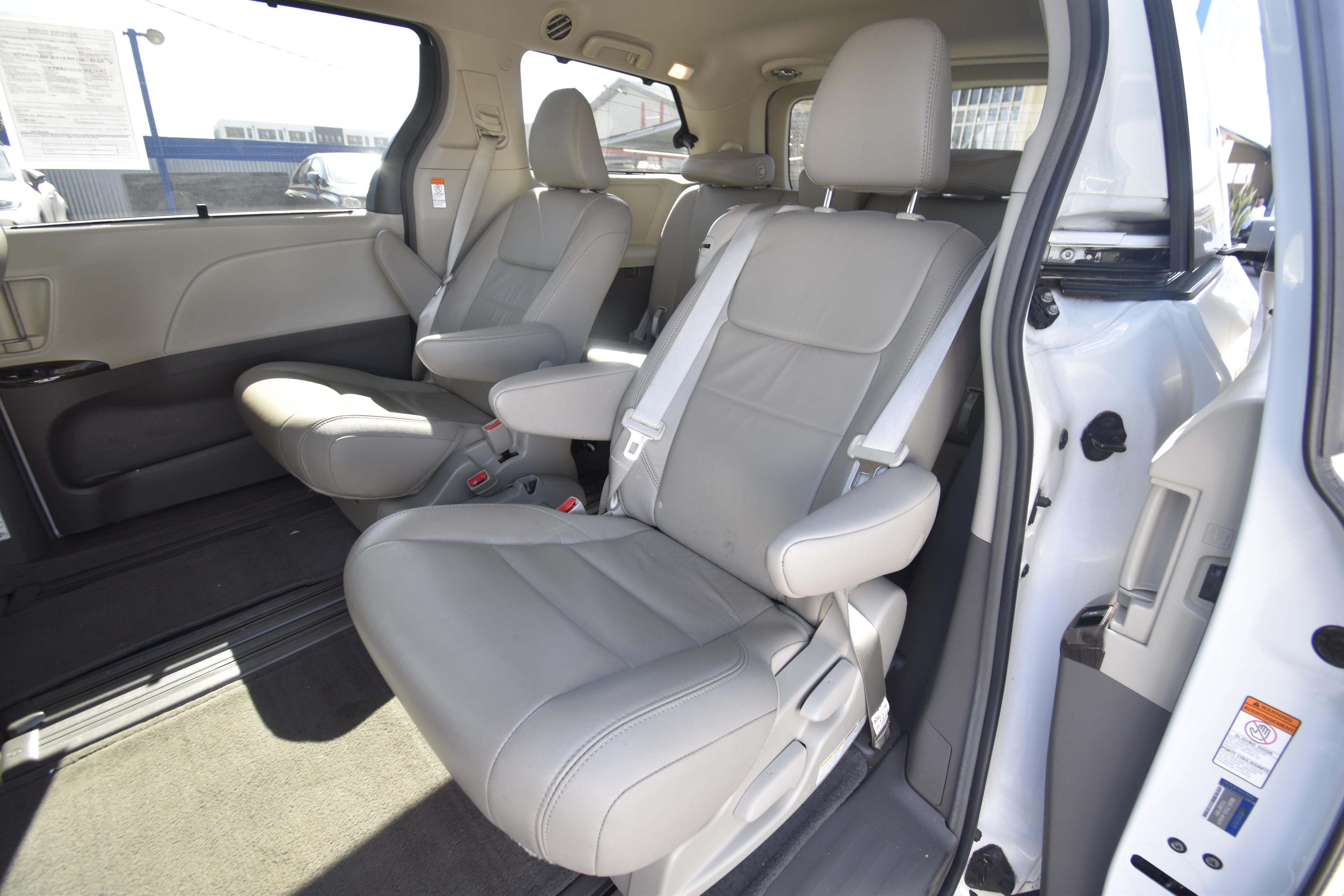 Used 2018 Toyota Sienna XLE w/ XLE Navigation Package FWD image 14