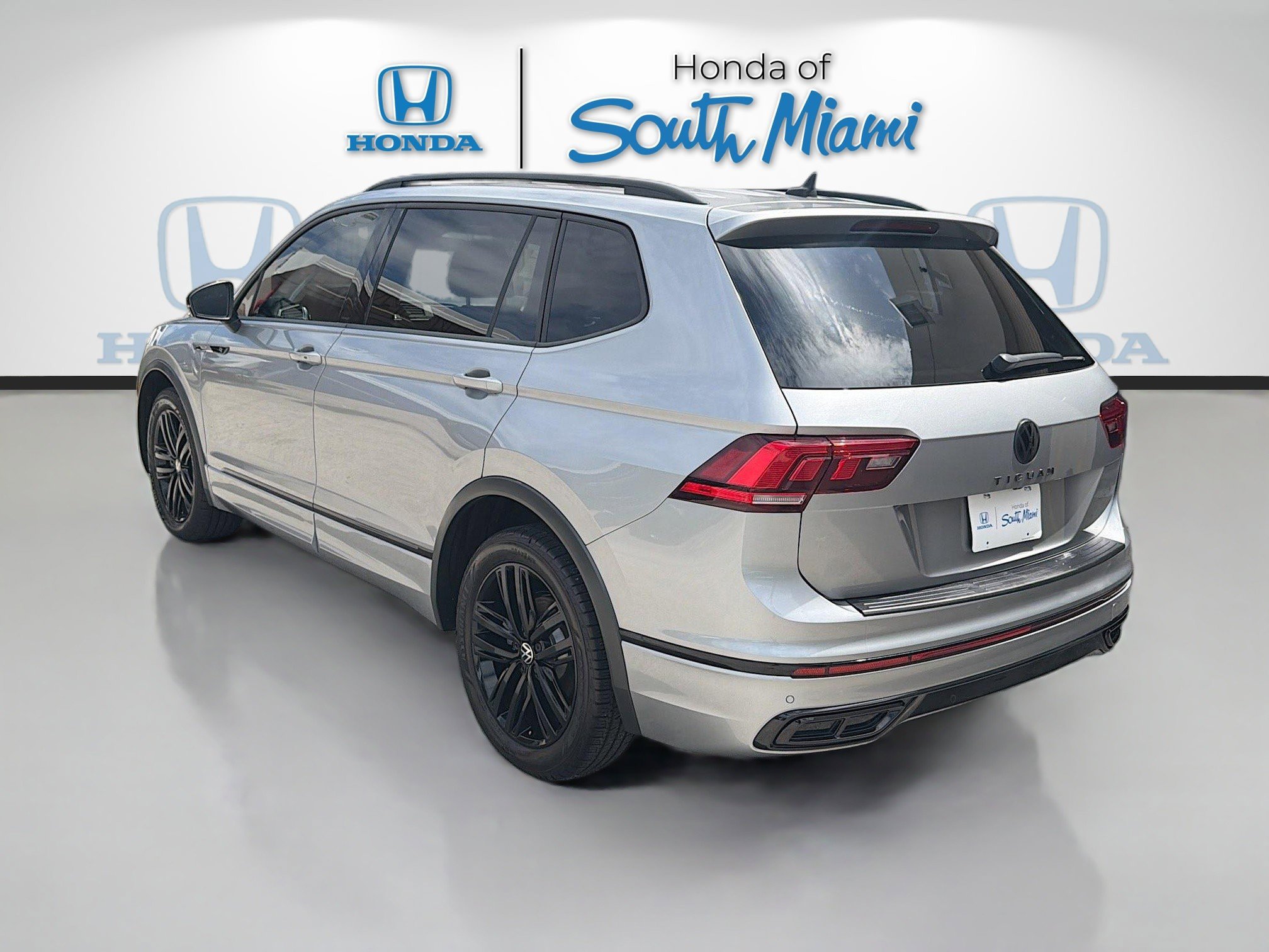 Used 2022 Volkswagen Tiguan SE R-Line FWD image 5