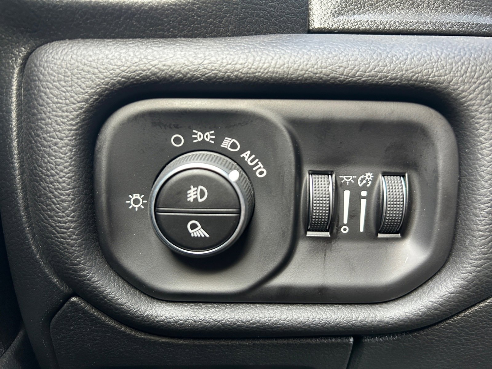 New 2026 RAM 1500 4x4 Crew Cab image 27