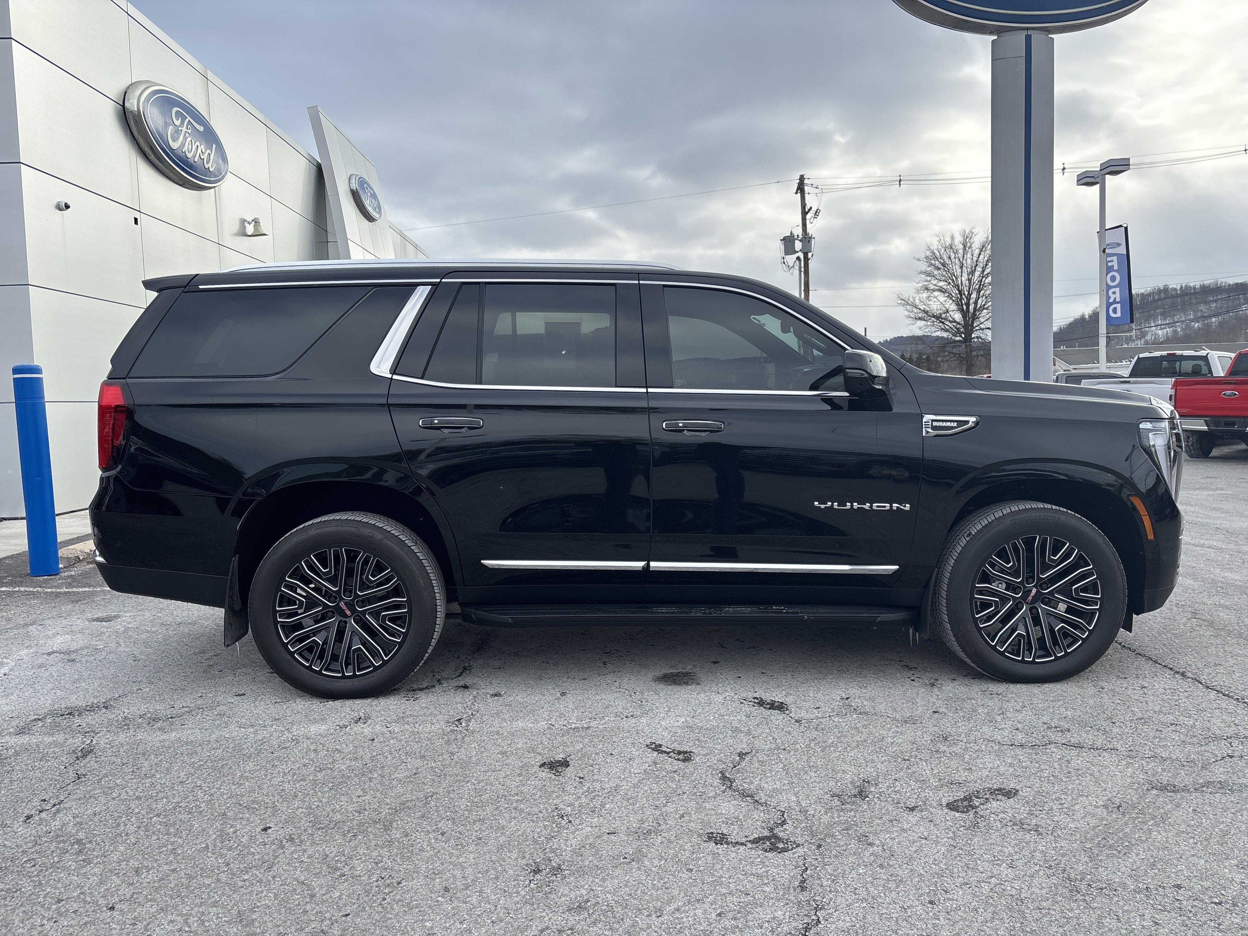 Used 2025 GMC Yukon Elevation w/ Elevation Premium Package image 2