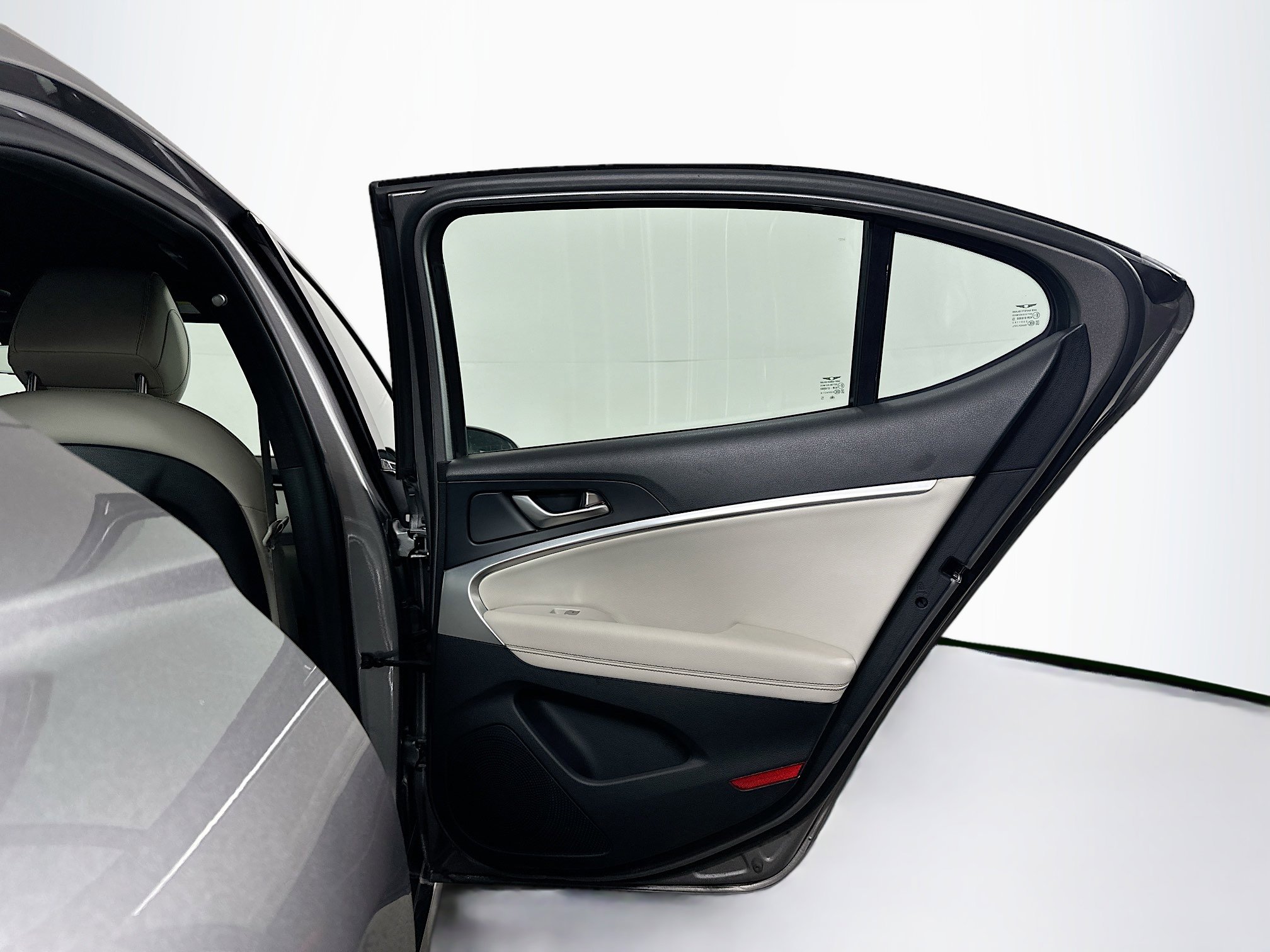 Used 2025 Genesis G70 2.5T image 31