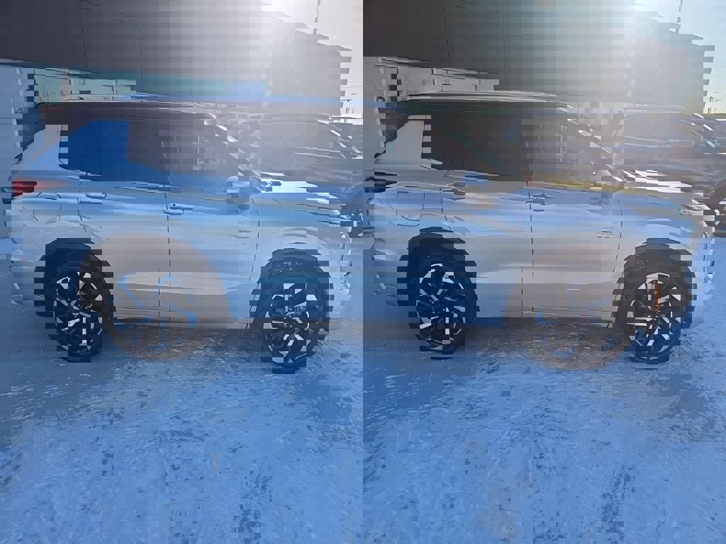 Used 2023 Mitsubishi Outlander SEL image 4