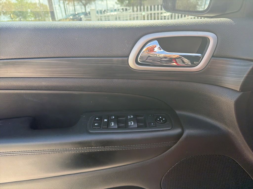 Used 2020 Jeep Grand Cherokee Laredo image 16