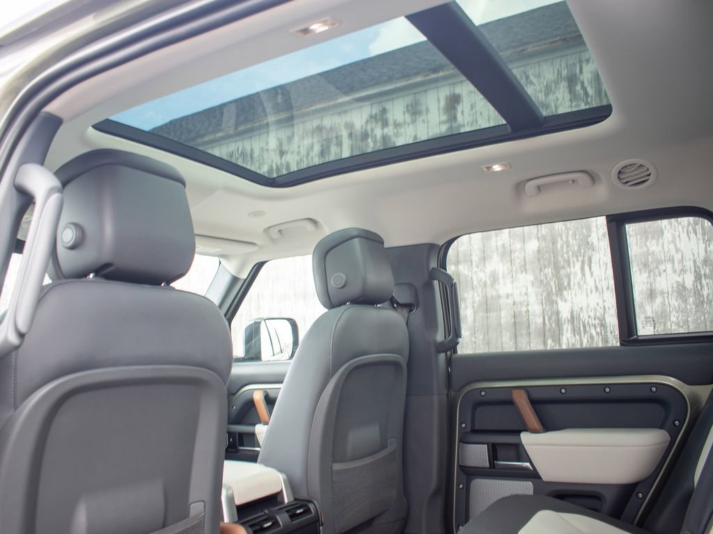 Used 2023 Land Rover Defender 130 X-Dynamic SE image 34