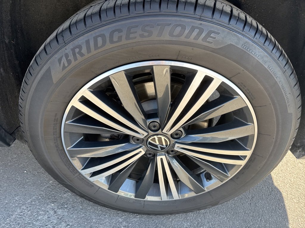 Used 2024 Volkswagen Tiguan SE image 35