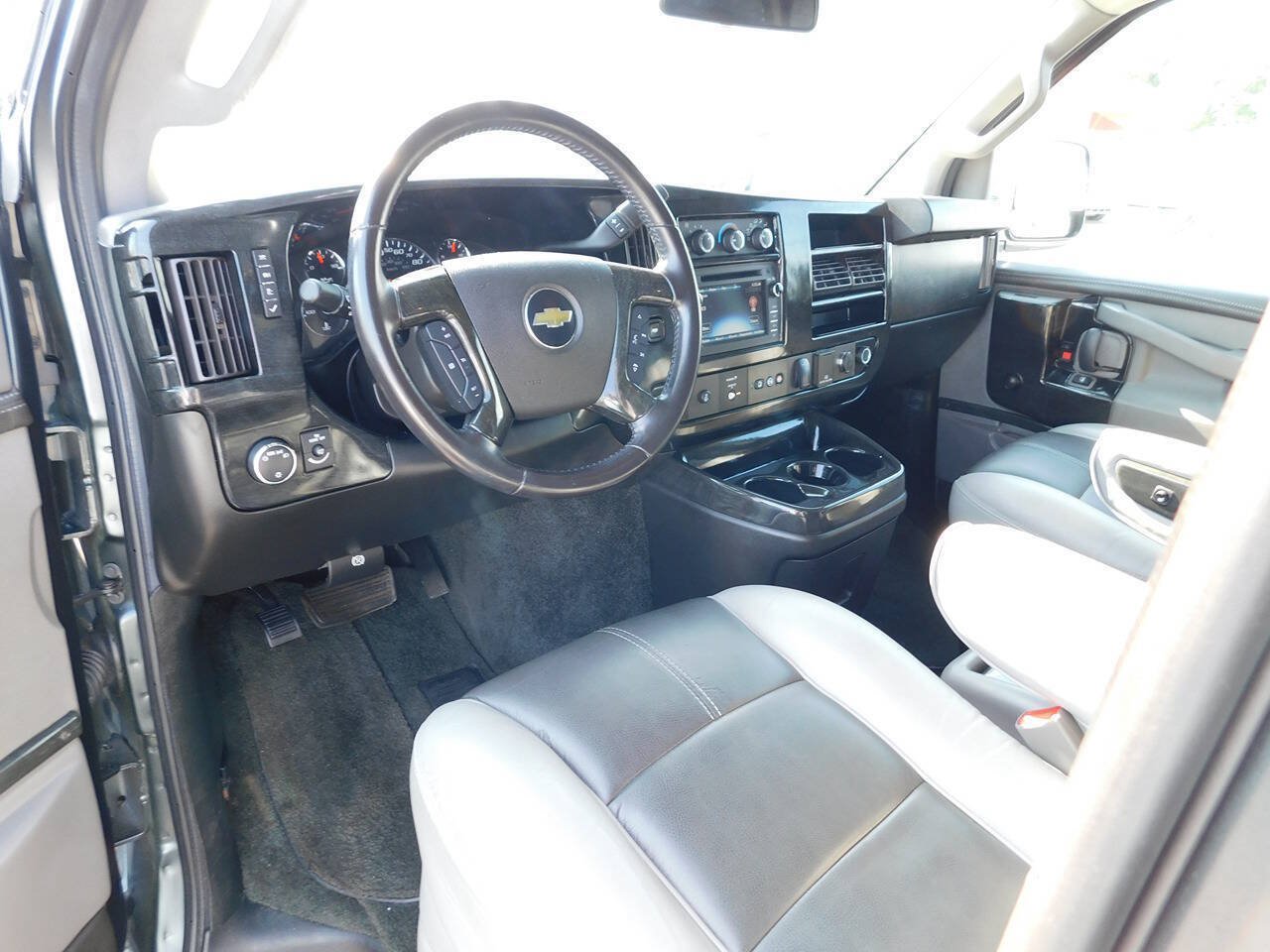 Used 2018 Chevrolet Express 2500 w/ Enhanced Convenience Package RWD image 44