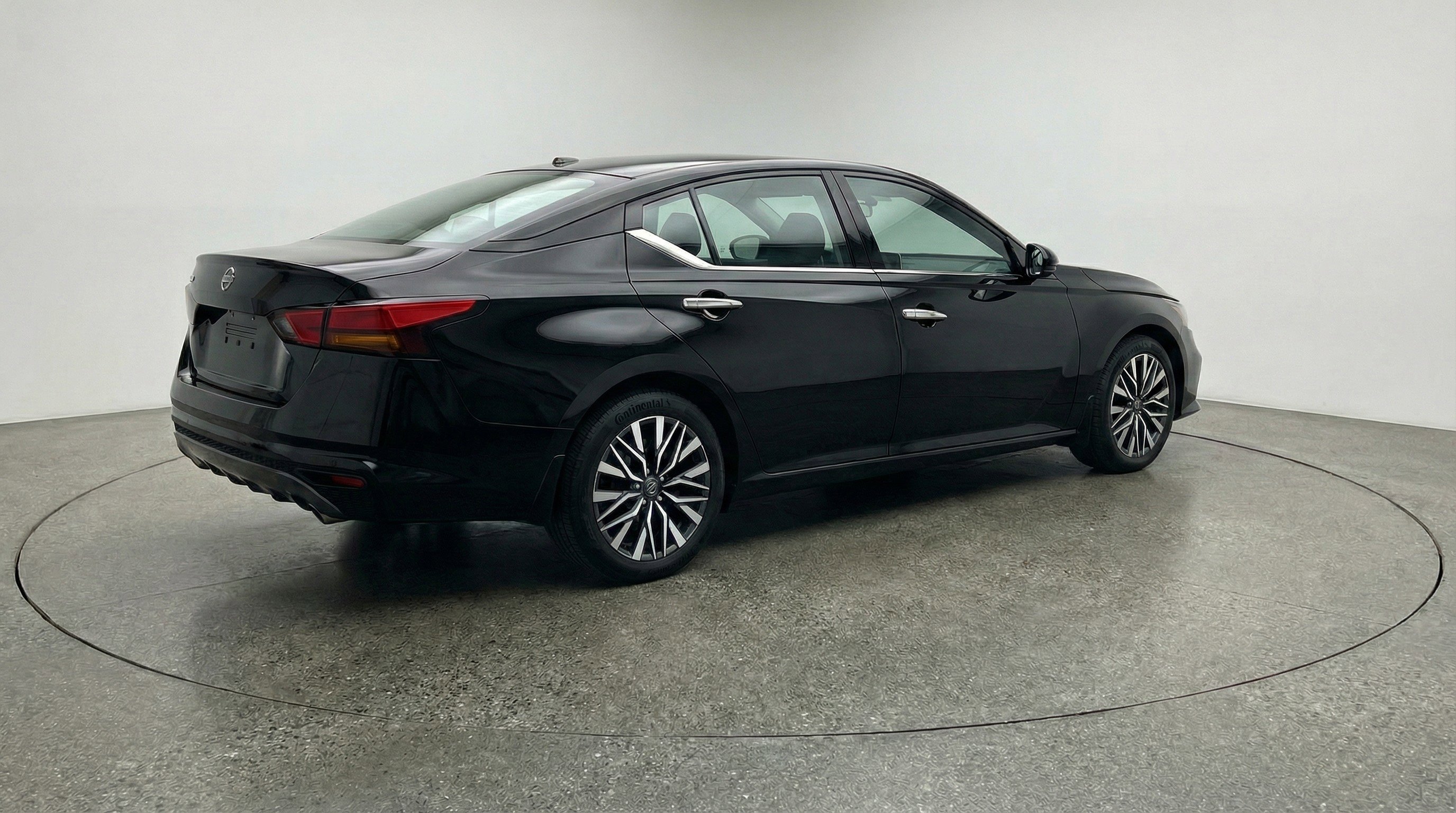 Used 2025 Nissan Altima 2.5 SV image 9