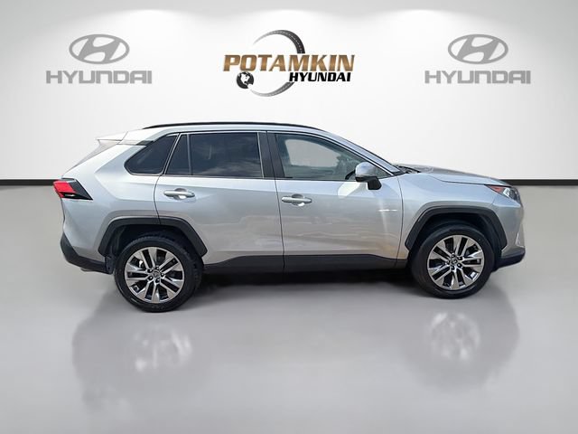 Used 2019 Toyota RAV4 XLE Premium w/ Cold Weather Package FWD image 4
