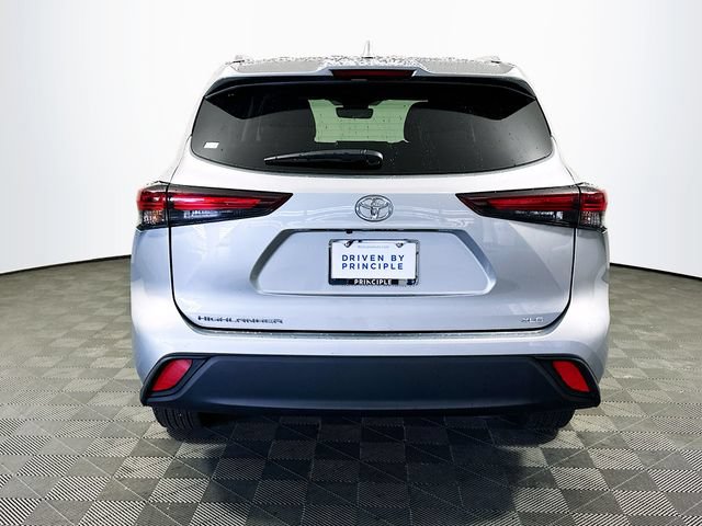Certified 2025 Toyota Highlander XLE FWD image 7