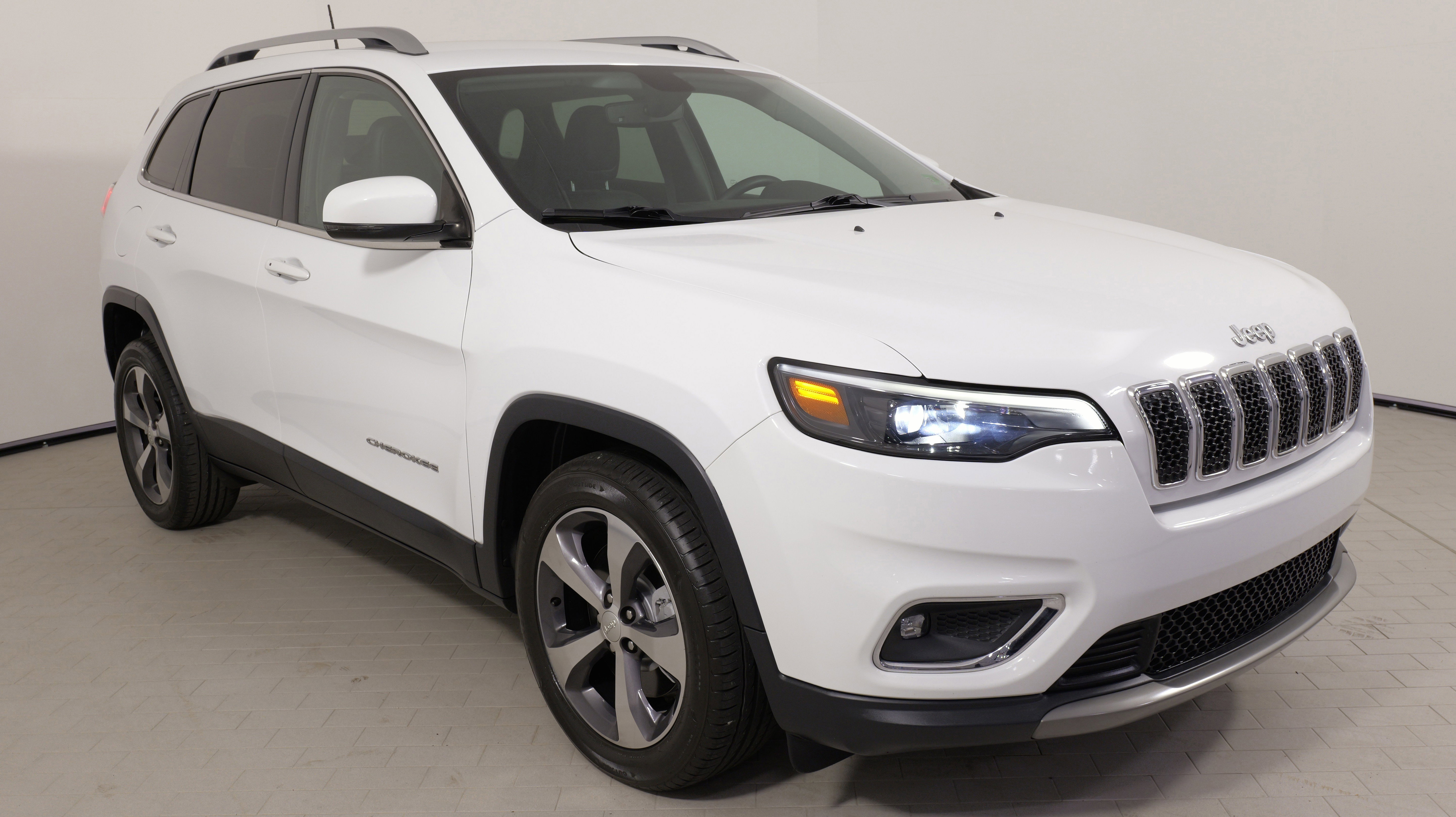 Used 2019 Jeep Cherokee Limited image 7