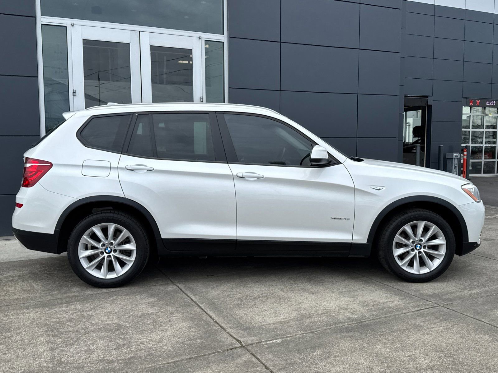 Used 2017 BMW X3 xDrive28i image 2