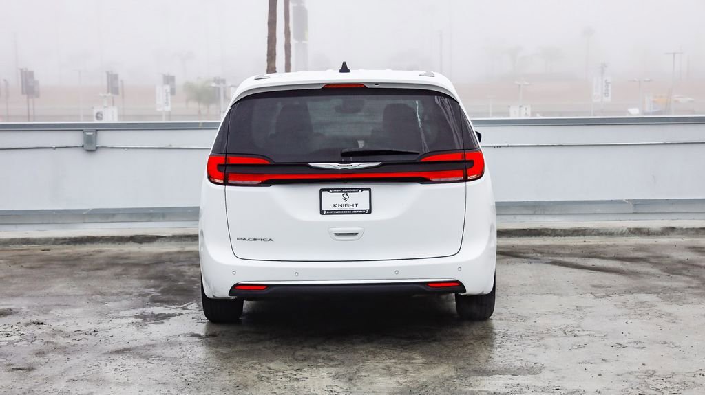 Certified 2024 Chrysler Pacifica Touring-L image 8