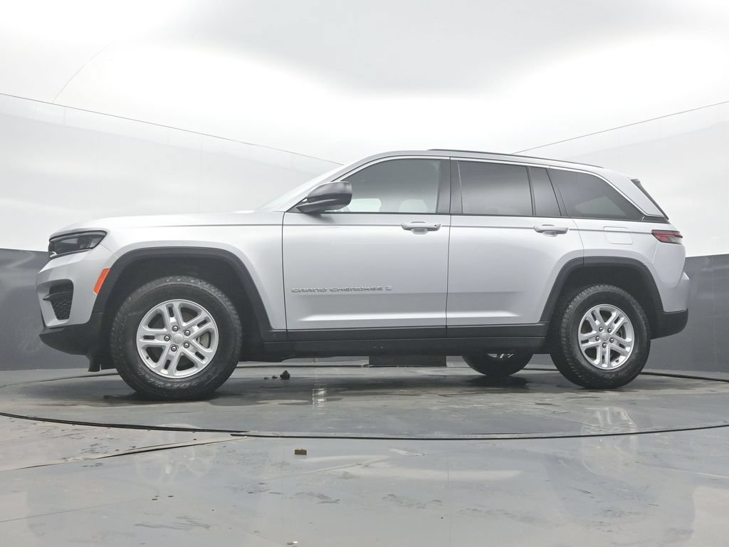 Used 2025 Jeep Grand Cherokee Laredo AWD/4WD image 52