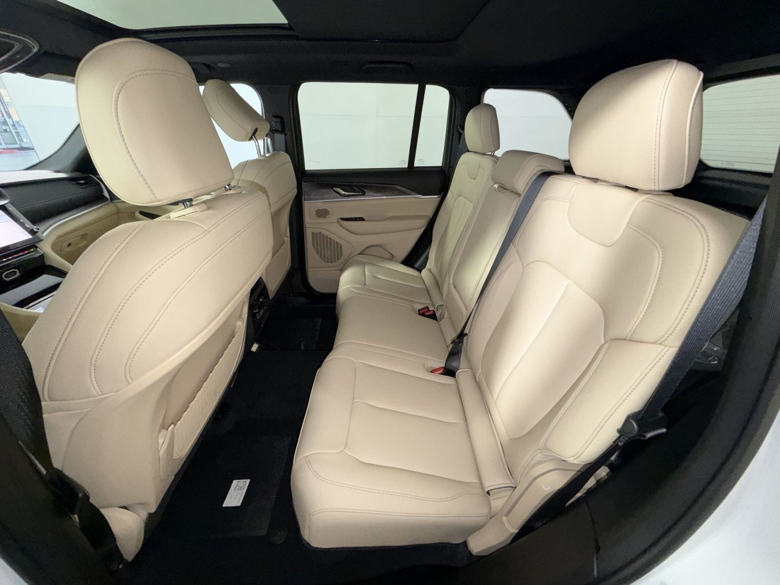 New 2026 Jeep Grand Cherokee Limited w/ Limited Altitude Package AWD/4WD image 25