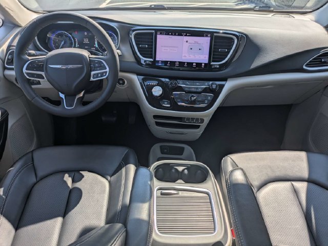 Used 2024 Chrysler Pacifica Touring-L FWD image 16