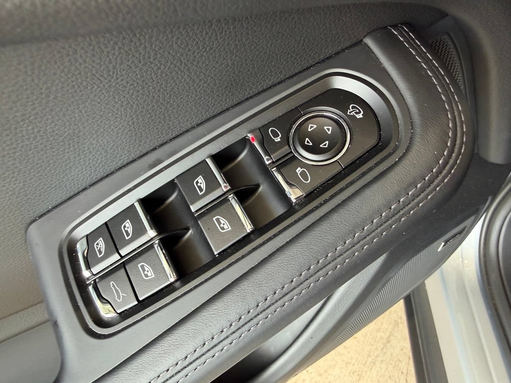 Certified 2026 Porsche Macan AWD/4WD image 26