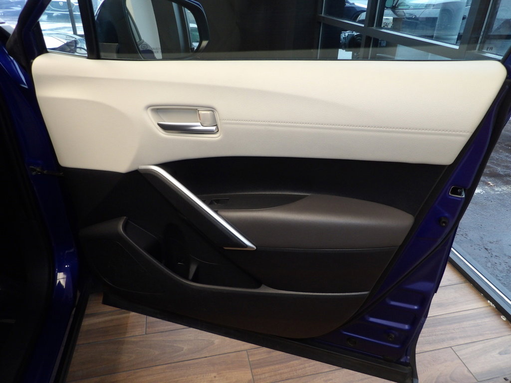 Used 2022 Toyota Corolla Cross XLE image 12