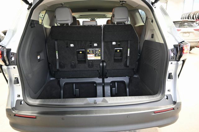 Used 2023 Toyota Sienna XLE w/ XLE Plus Package image 32