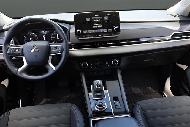 Used 2024 Mitsubishi Outlander SE FWD image 16