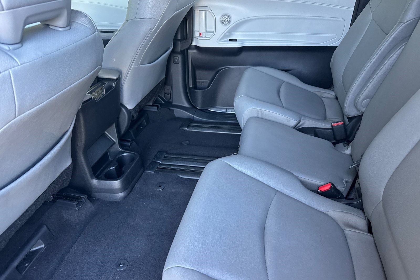 Used 2026 Toyota Sienna XLE FWD image 24