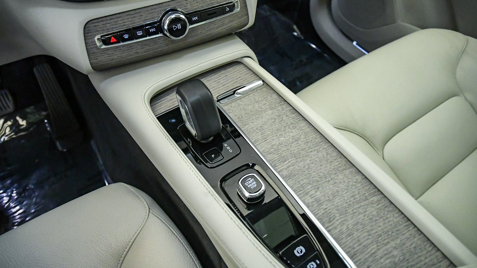 Used 2023 Volvo XC90 B6 Plus w/ Protection Package Premier image 21