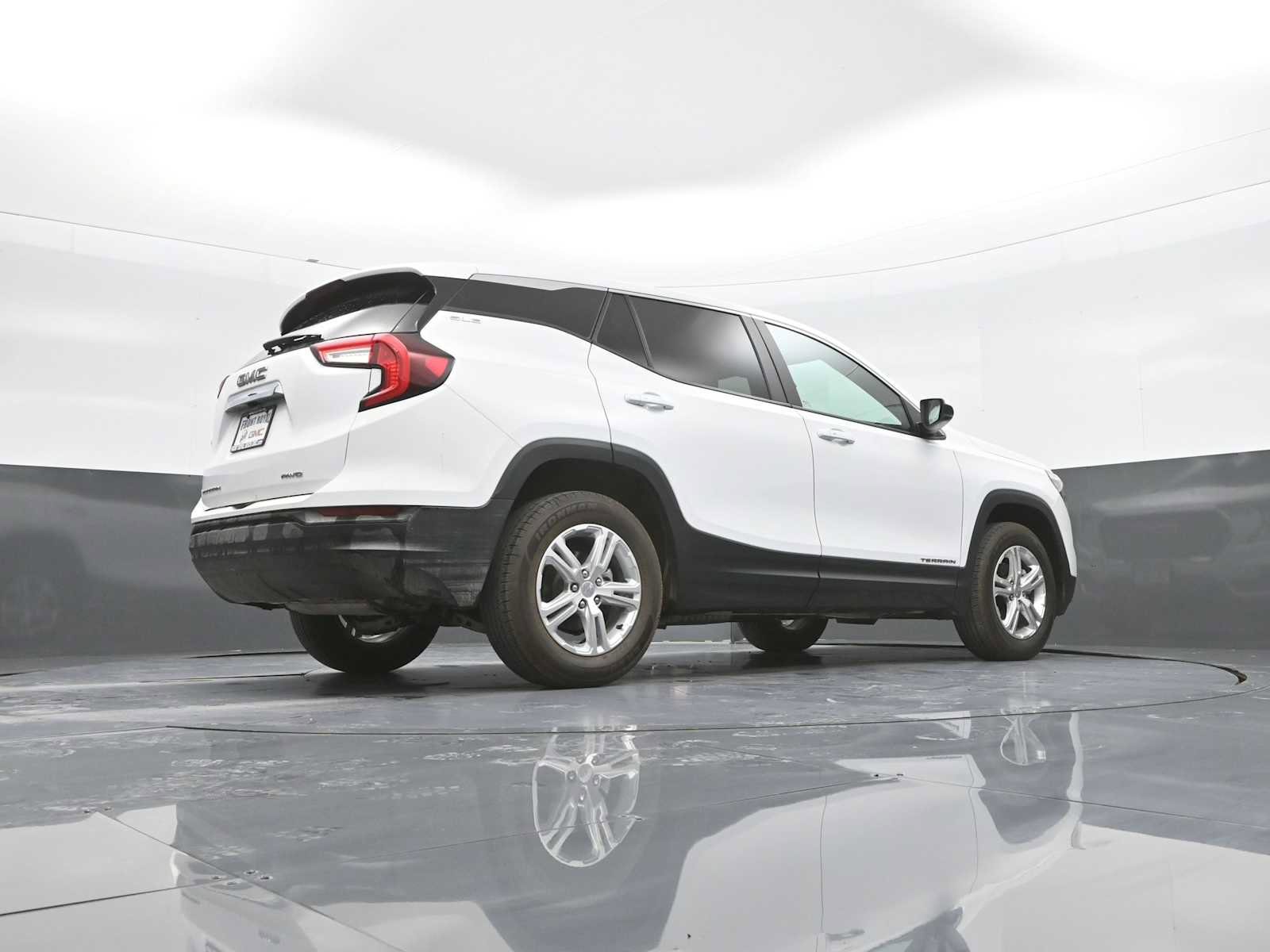 Used 2024 GMC Terrain SLE AWD/4WD image 41