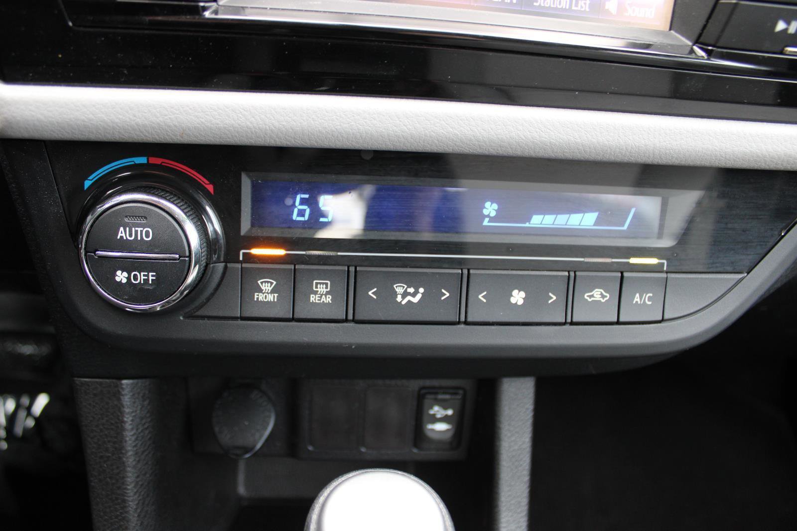 Used 2014 Toyota Corolla LE image 18