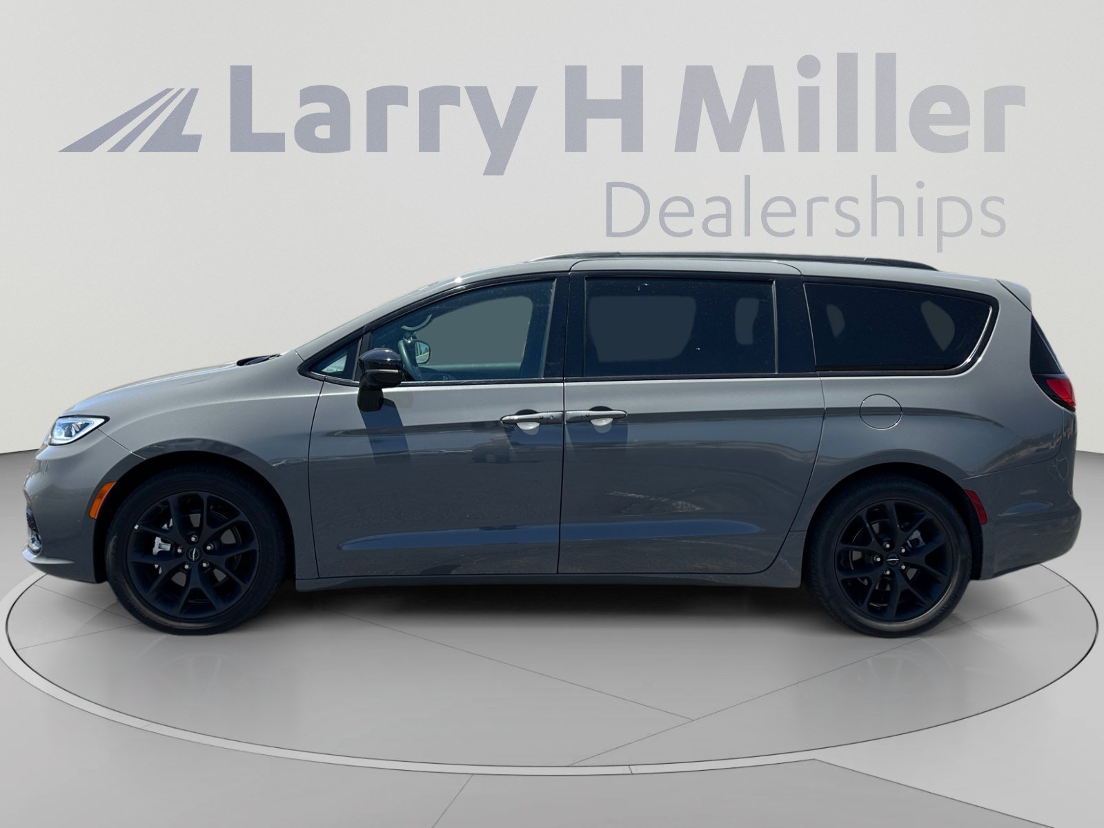 Used 2025 Chrysler Pacifica Limited FWD image 2
