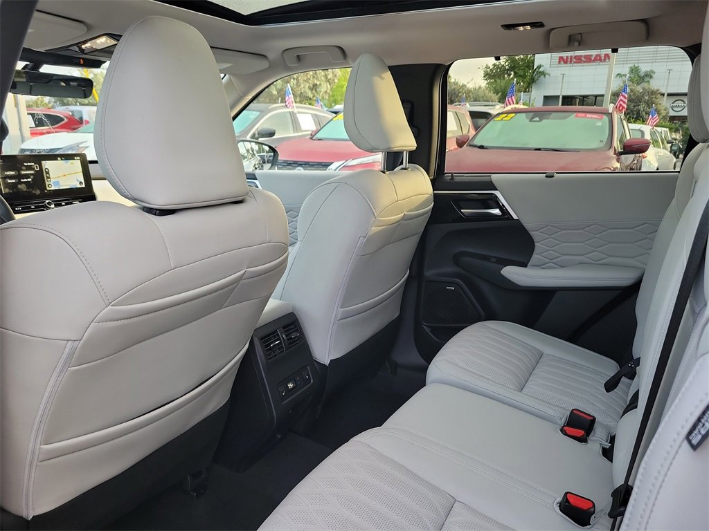 Used 2025 Mitsubishi Outlander SEL image 8