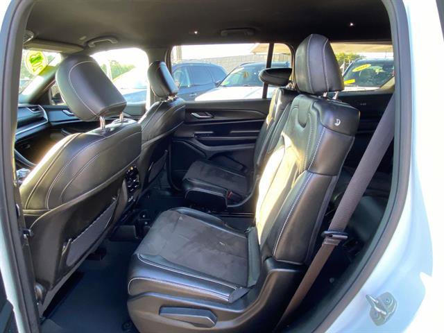 Used 2023 Jeep Grand Cherokee L Laredo image 16