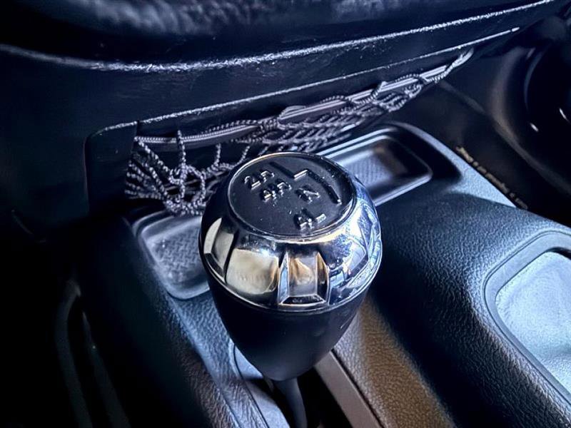 Used 2017 Jeep Wrangler Unlimited Rubicon w/ Connectivity Group image 35