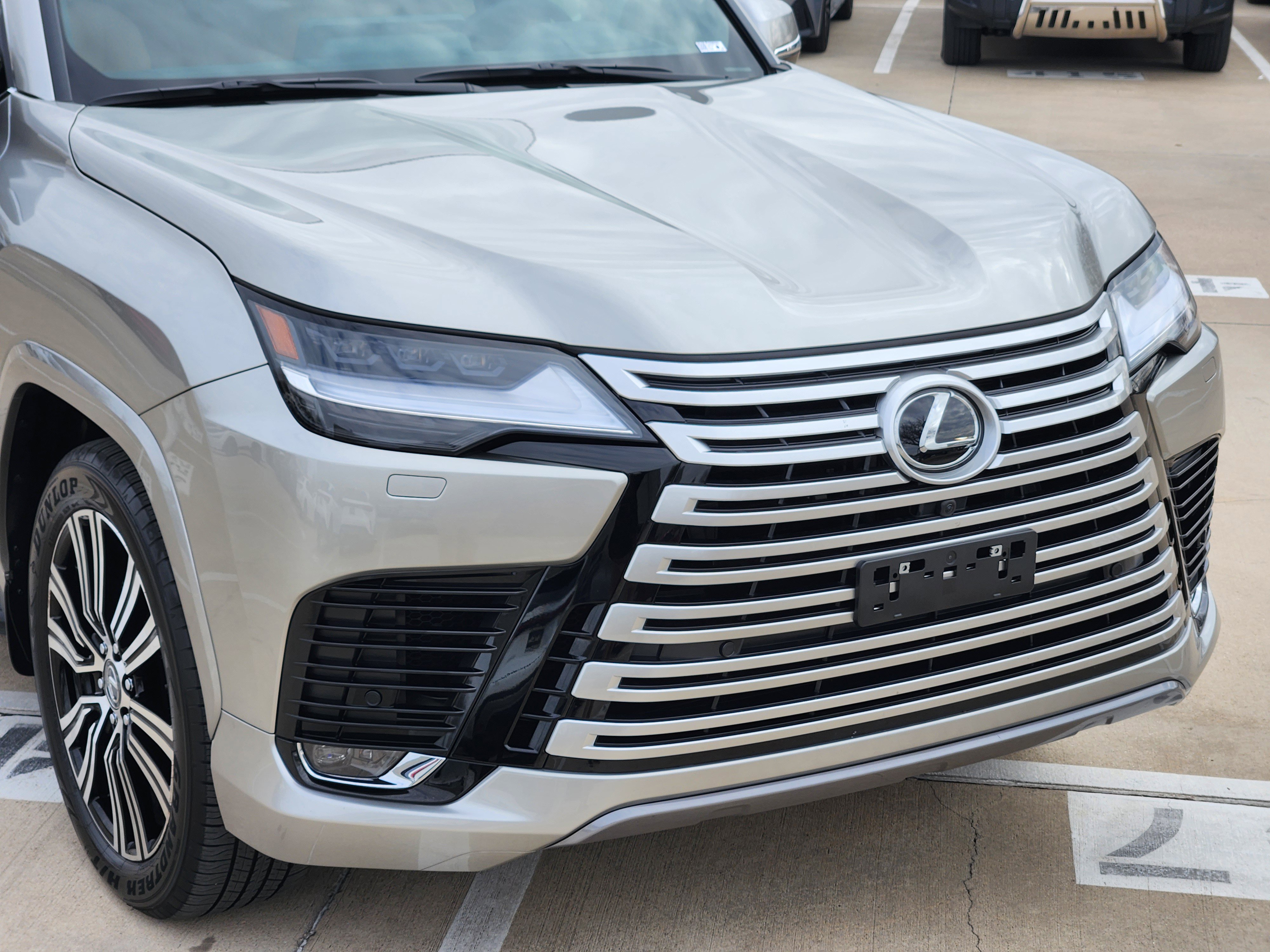 Used 2025 Lexus LX 600 4WD w/ Luxury Package image 7